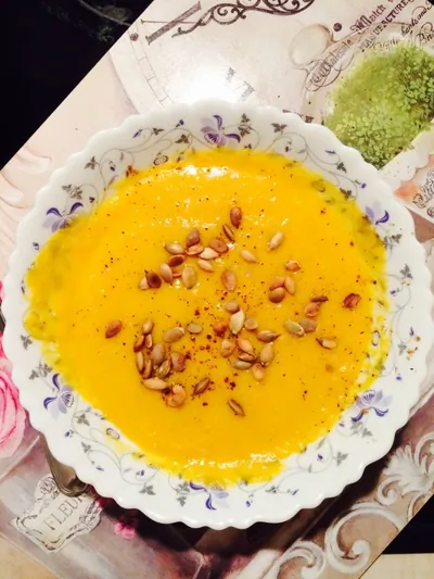 Тыквенный крем-суп картофелем и тыквенными семечками