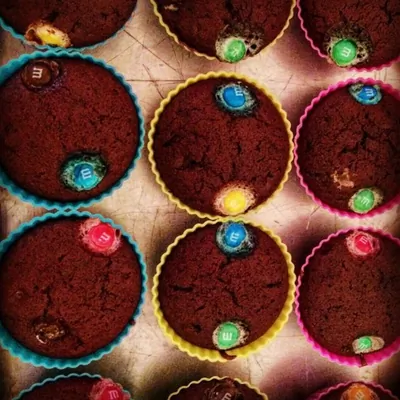 Яркие шоколадные маффины