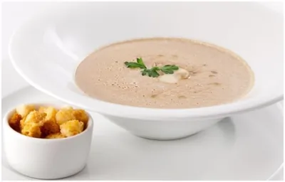 Суп пюре из грибов с кусочками картошки