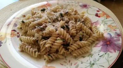 Фузилли с тунцом и шпинатом