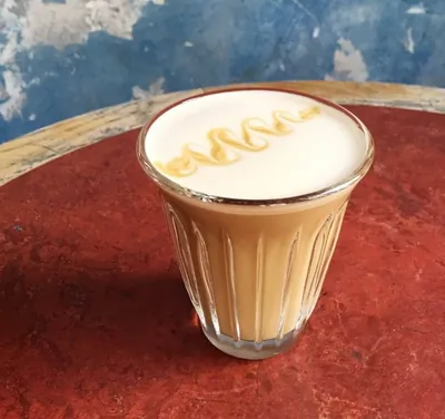 Кофе с молоком, гречишным медом и ванильной солью