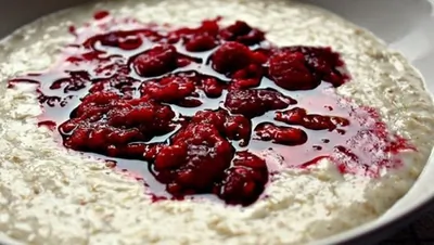 Овсяная каша на молоке с вареньем