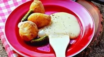 Раклет из сыра, картофеля, маринованных огурчиков и хлеба