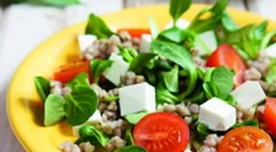 Салат с пророщенной зеленой гречкой, томатами и сыром фета