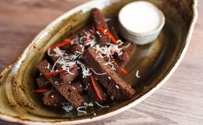 Гренки с сырным соусом