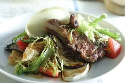 Ягнятина с теплым салатом и крутонами