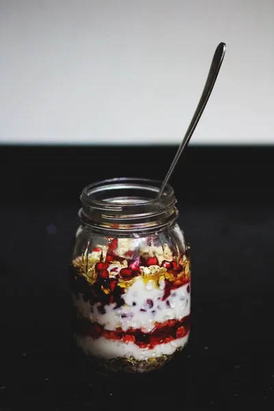 Овсяный завтрак с зернами граната в банке