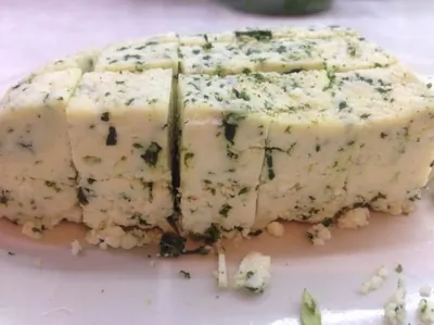 Домашний сыр на кефире с зеленью