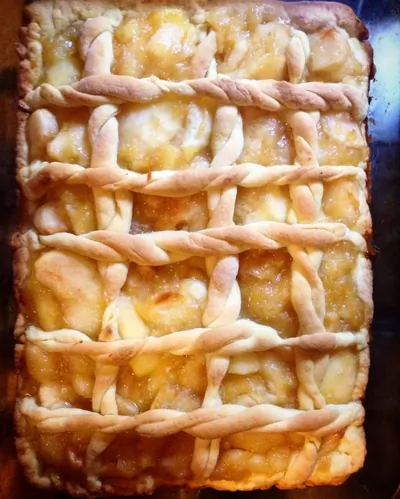 Открытый яблочный пирог