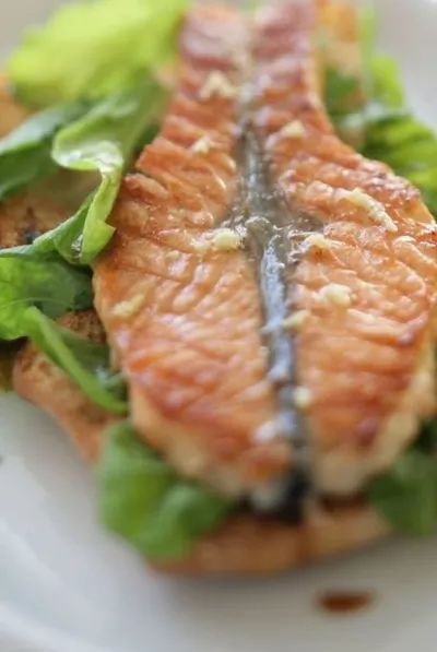 Маринованная семга на гриле с хлебом и салатом