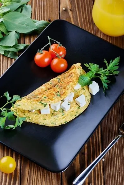 Омлет с брынзой и зеленью