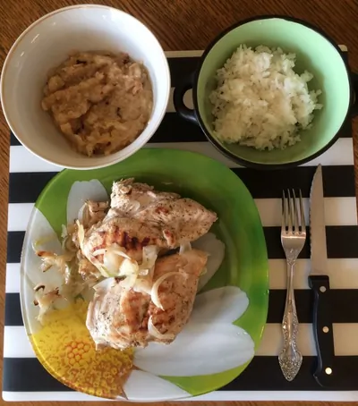 Курица на гриле с пряным яблочно-грушевым соусом