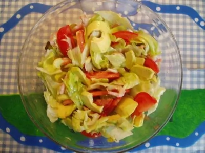 Салат из авокадо с помидорами и грецкими орехами