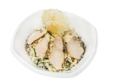 Салат «Лацио» cо свежими шампиньонами и обжаренным куриным филе