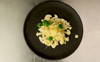 Карпаччо из цветной капусты с соусом пондзу и пармезаном