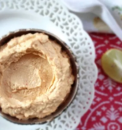 Хумус с кунжутной пастой, кумином, чесноком, лимонным соком и оливковым маслом