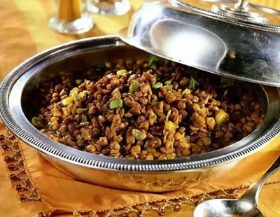 Тушеная чечевица с копченой телятиной