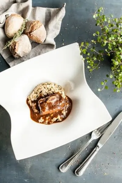 Овсянка с копчеными говяжьими ребрами