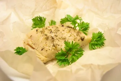 Треска запеченная в пергаменте с эстрагоном