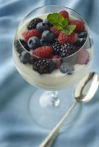 Ягоды с лимонно-медовым соусом