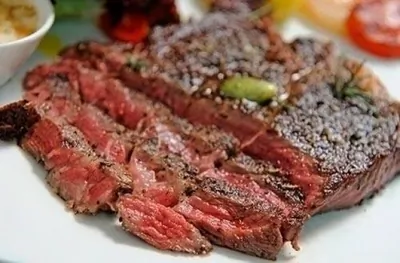 Стейки из оленины с соусом из Pinot Noir и сушеных вишен