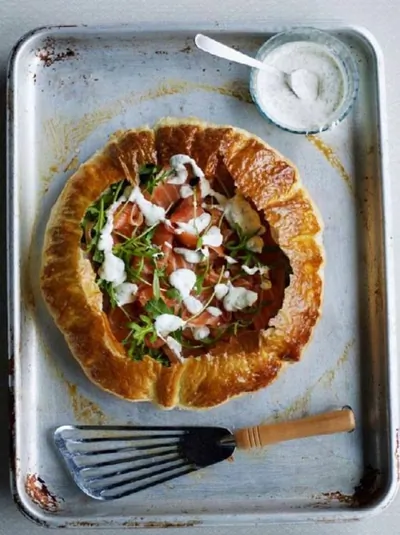 Тарт из копченого лосося и сметаны