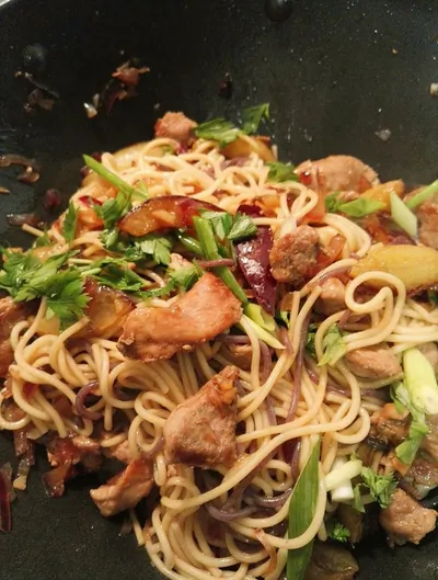 Стир-фрай из свинины с яичной лапшой