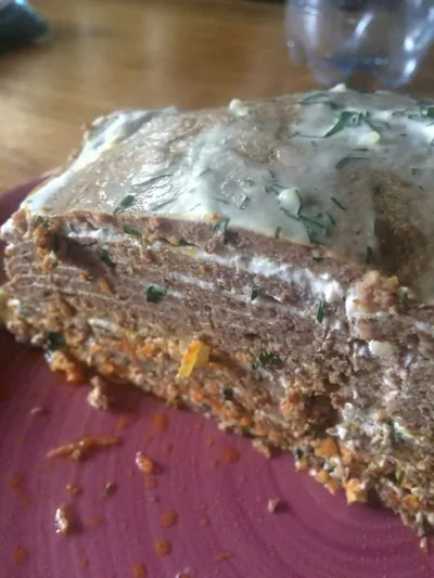 Печеночный торт со сметанным соусом