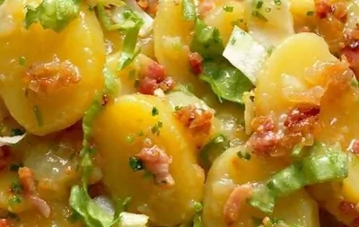 Теплый картофельный салат с хрустящим беконом (Patate e Pancetta) от шефа Джино Д'акампо