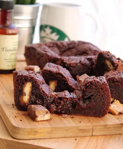 Брауни с печеньем и соленой карамелью