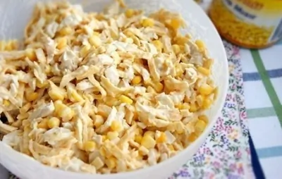 Салат из курицы с яичными блинчиками