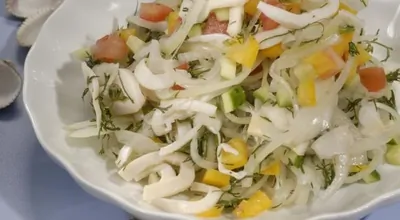 Cалат с кальмарами и маринованным луком