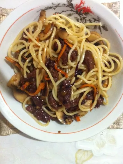 Корейская лапша с говядиной и овощами