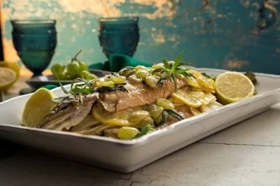 Форель, запеченная с виноградом