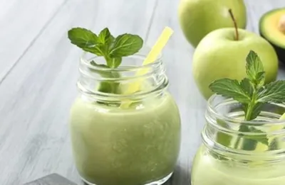Смузи из авокадо, огурца и яблока