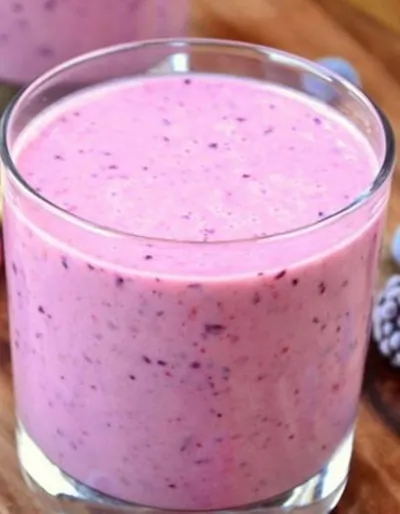 Смузи из сельдерея, черники, банана и лимонного сока