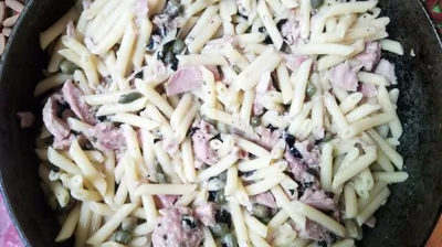 Пене с базиликом, тунцом и каперсами