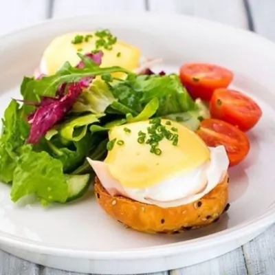 Яйца пашот с жареной копченой курицей под голландским соусом