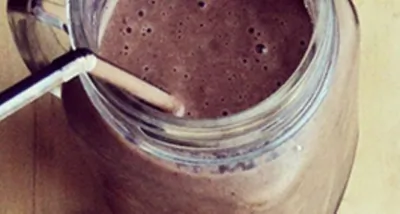 Смузи из банана, шпината, какао, корицы и молока