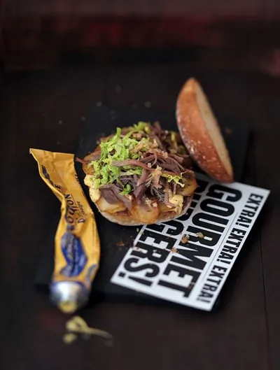 Бургер с утиными ножками конфи