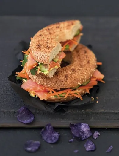 Бейгл с лососем и соусом карри