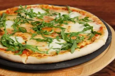 Пицца с соусом табаско, моцареллой и базиликом