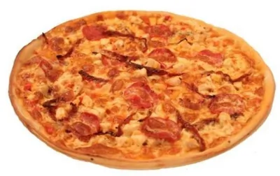 Пицца с томатами, говядиной и маринованным перцем