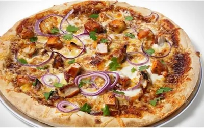 Пицца с соусом барбекю, копченым сыром гауда, куриным филе и красным луком