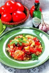 Рагу с креветками и салями