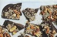 Шоколадные ломтики с солью, орехами и семенами