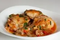 Курица, тушеная с овощами