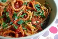 Кальмары, тушеные с овощами