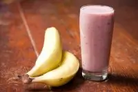Банановый смузи с черникой