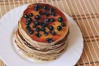 Панкейк с медом и черникой